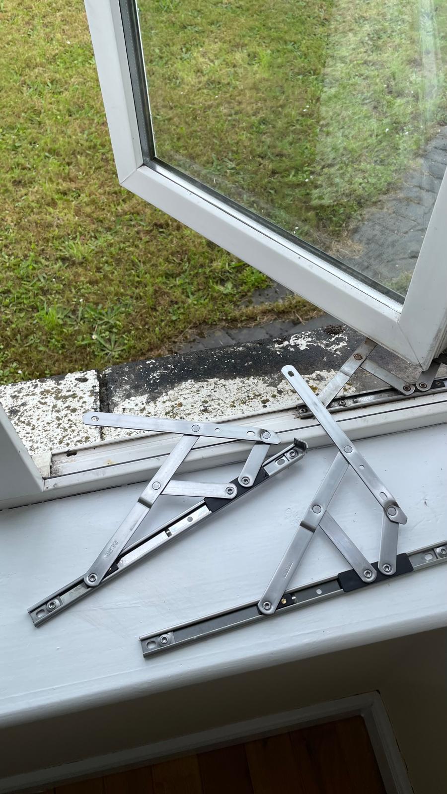 Window friction stay and opening arm mechanism on a casement window